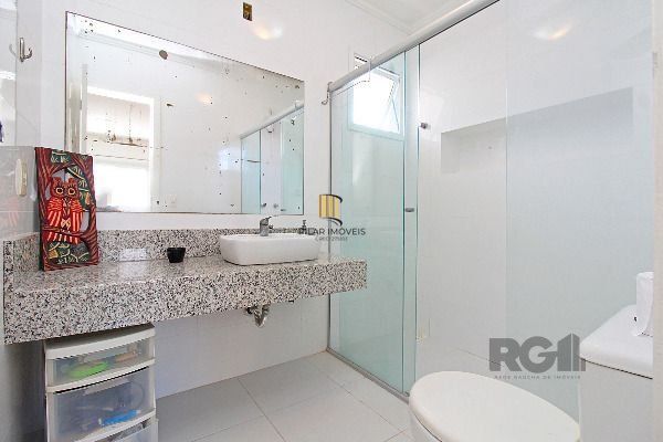 Casa em Porto Alegre, no bairro Hípica, com 3 dormitório(s), e 3 banheiros, à venda.