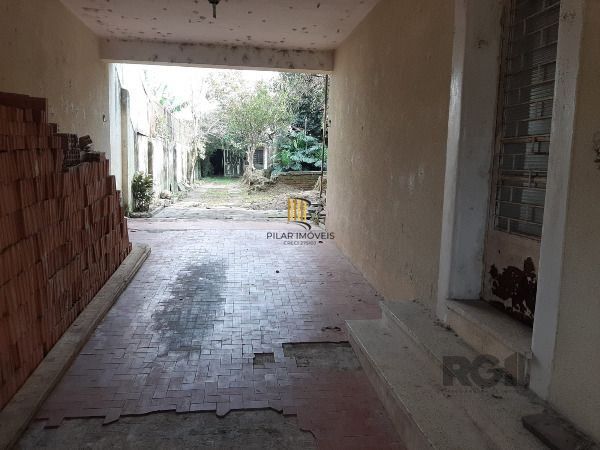 Casa em Porto Alegre, no bairro Cristal, com 4 dormitório(s), e 4 banheiros, à venda.