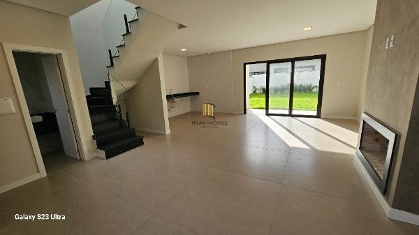 Casa em Porto Alegre, no bairro Hípica, com 3 dormitório(s), e 3 banheiros, à venda.