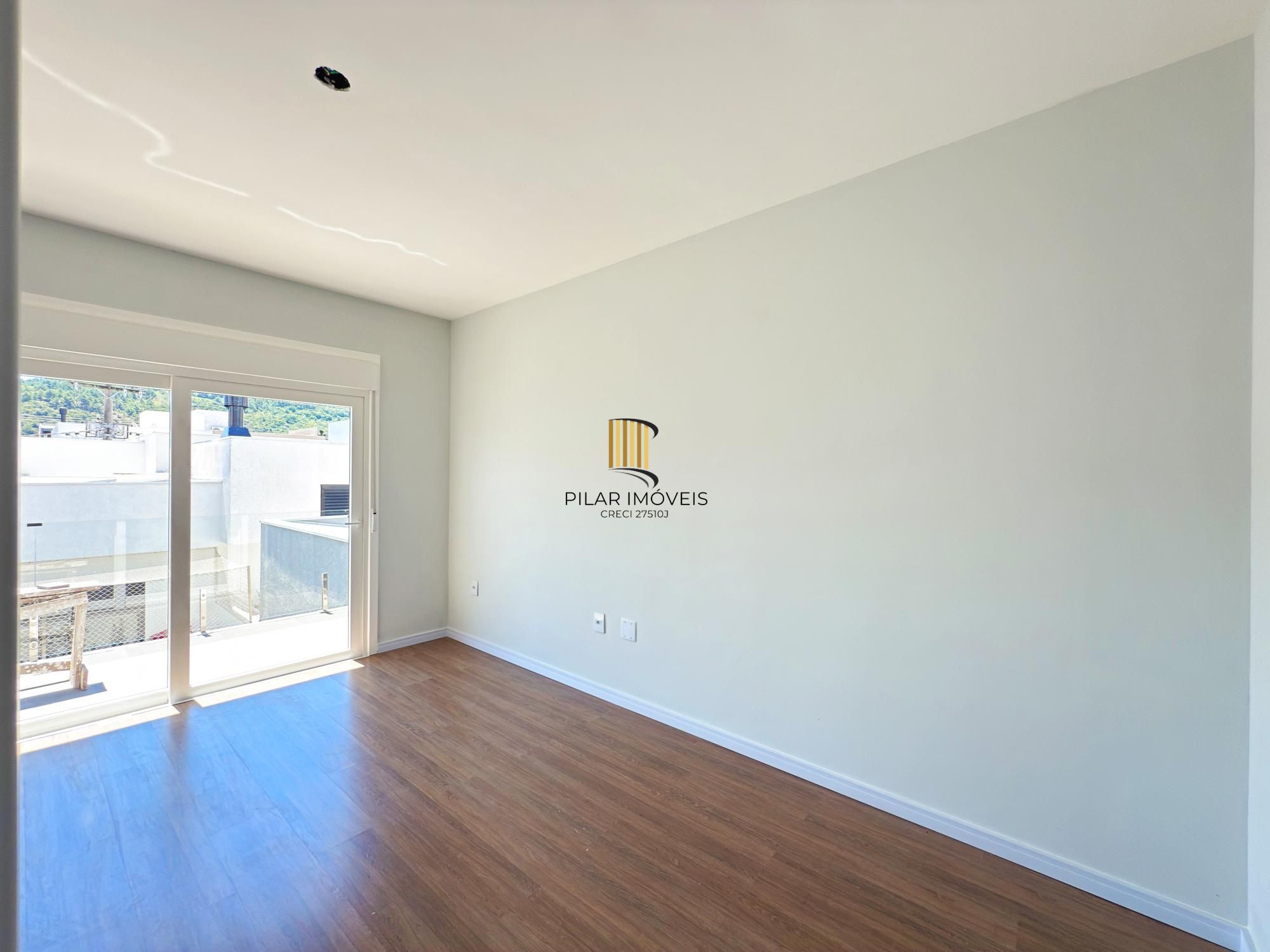 Casa 4 dormitórios( 1 dorm térreo) no Condomínio Villa Amalfi, na zona sul de Porto Alegre.