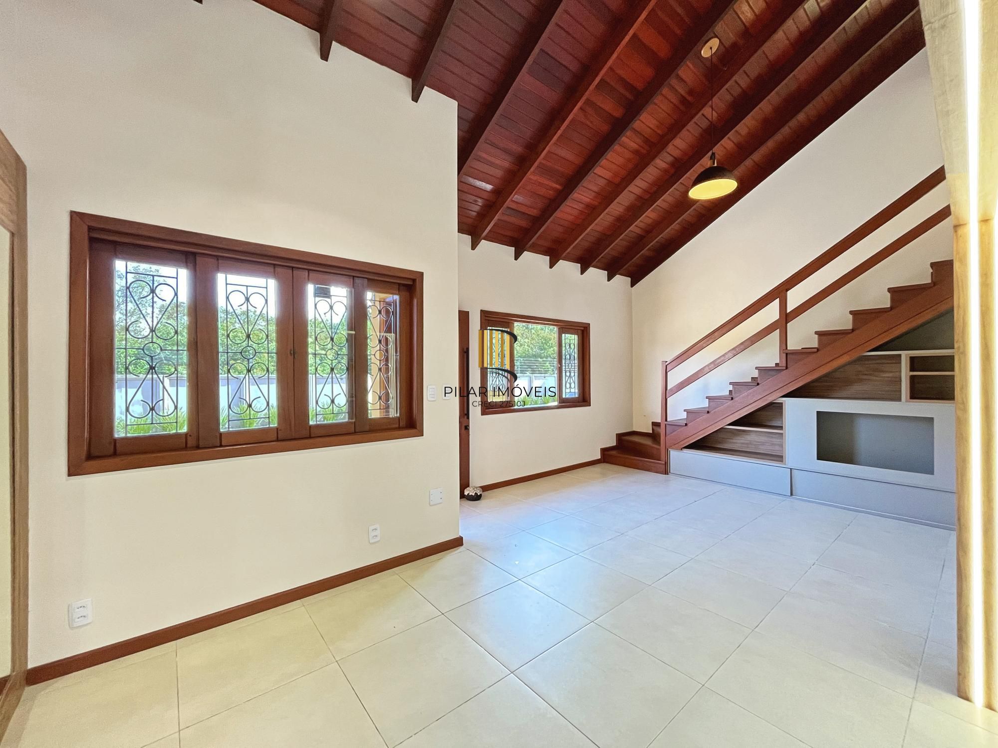 Casa com suíte no térreo em condomínio fechado
