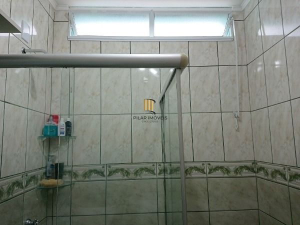 Casa em Porto Alegre, no bairro Espirito Santo, com 4 dormitório(s), e 4 banheiros, à venda.