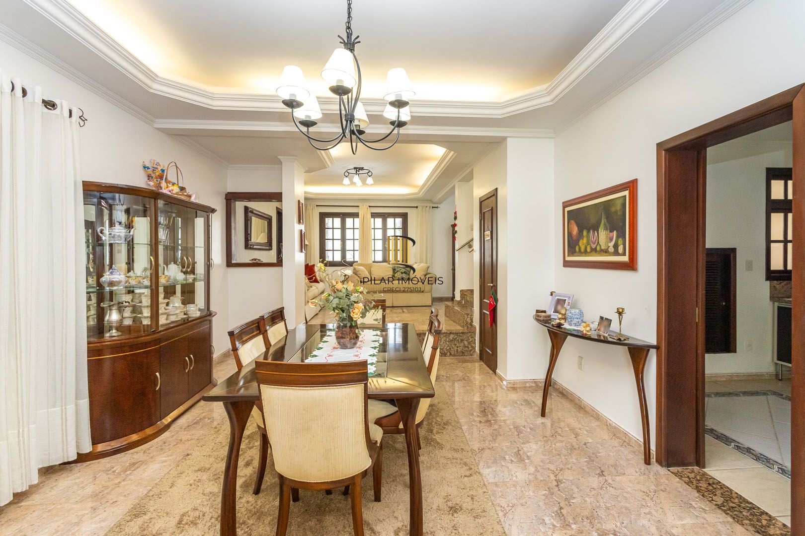 Casa de 272m², 4 dormitórios, 2 suítes e 4 vagas de garagem, no bairro Ipanema, próxima à orla do Guaíba.