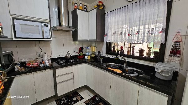 Casa em Porto Alegre, no bairro Vila Nova, com 3 dormitório(s), e 3 banheiros, à venda.
