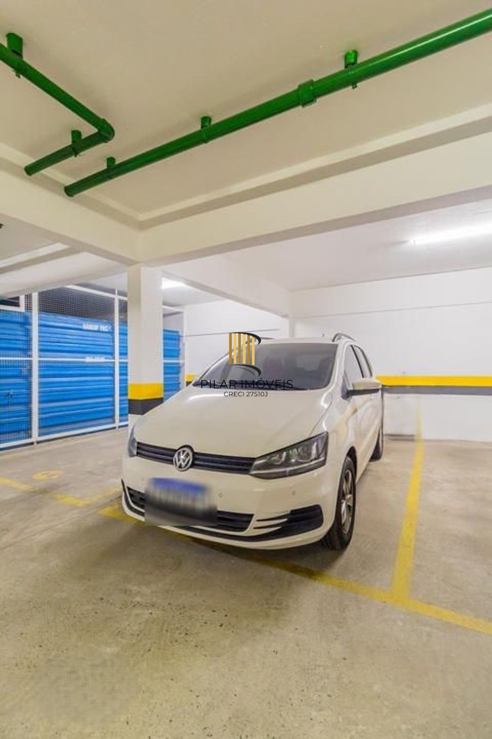 Apartamento semi mobiliado, 2 dormitórios, 1 suíte e 1 vaga de garagem coberta no bairro Menino Deus em Porto Alegre.