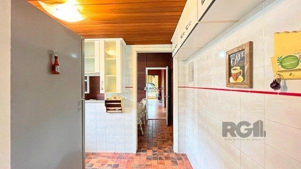 Casa em Porto Alegre, no bairro Ipanema, com 3 dormitório(s), e 3 banheiros, à venda.