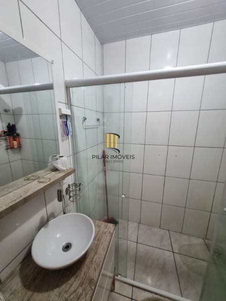 Casa em Porto Alegre, no bairro Hípica, com 2 dormitório(s), e 2 banheiros, à venda.