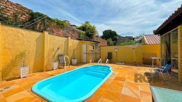Casa em Porto Alegre, no bairro Ipanema, com 4 dormitório(s), e 4 banheiros, à venda.