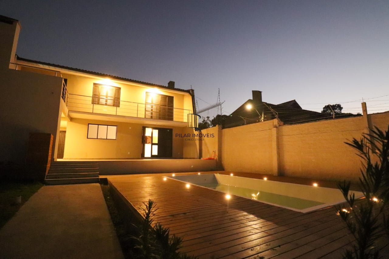 Casa 4 dormitórios no bairro Vila Nova