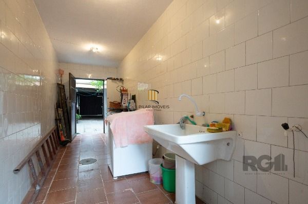 Casa em Porto Alegre, no bairro Medianeira, com 5 dormitório(s), e 5 banheiros, à venda.