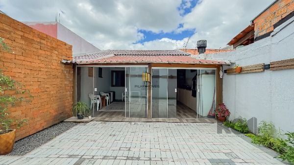 Casa 3 dormitórios no bairro Hípica