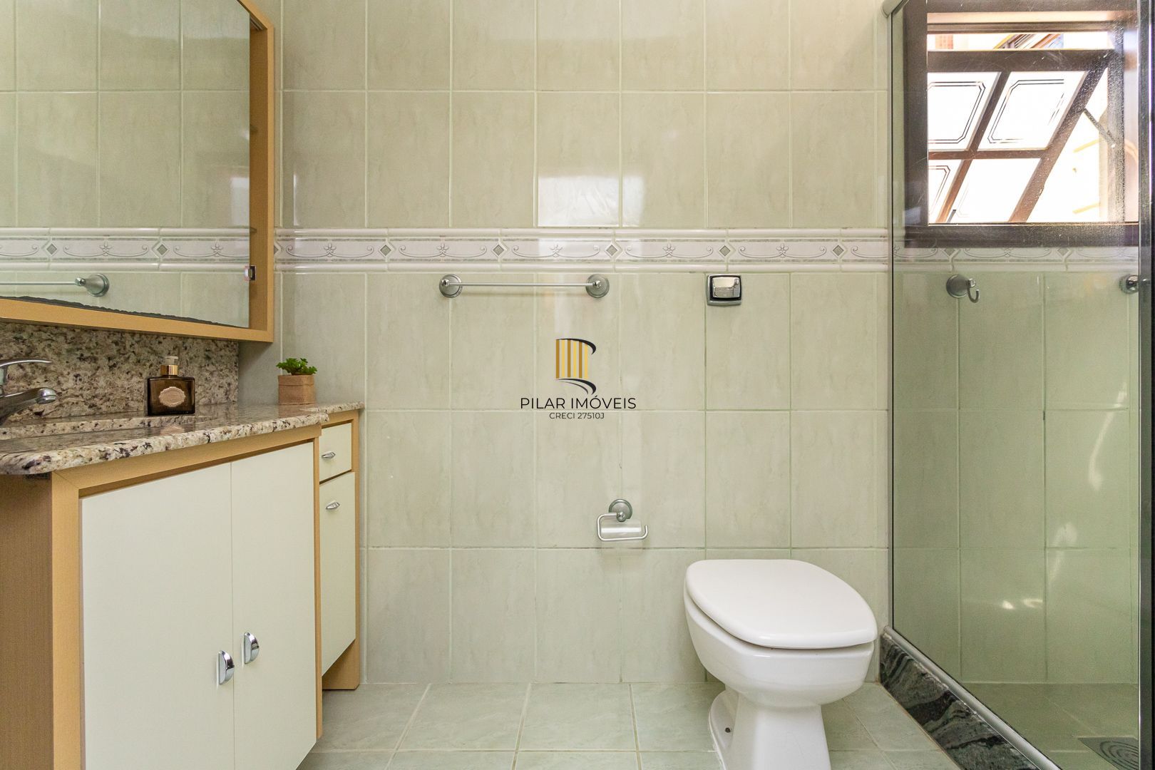 Casa de 272m², 4 dormitórios, 2 suítes e 4 vagas de garagem, no bairro Ipanema, próxima à orla do Guaíba.