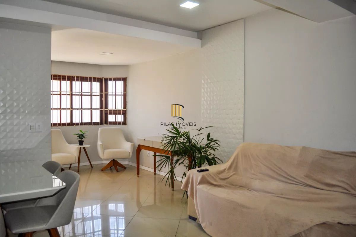 Lindo sobrado com 3 dormitórios á venda no bairro Hípica.