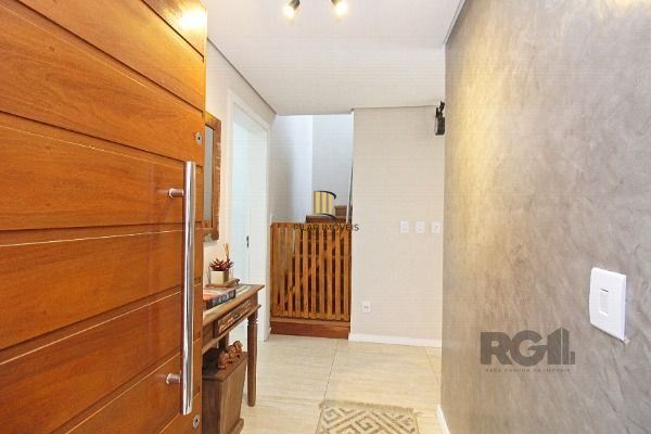 Casa em Porto Alegre, no bairro Hípica, com 3 dormitório(s), e 3 banheiros, à venda.