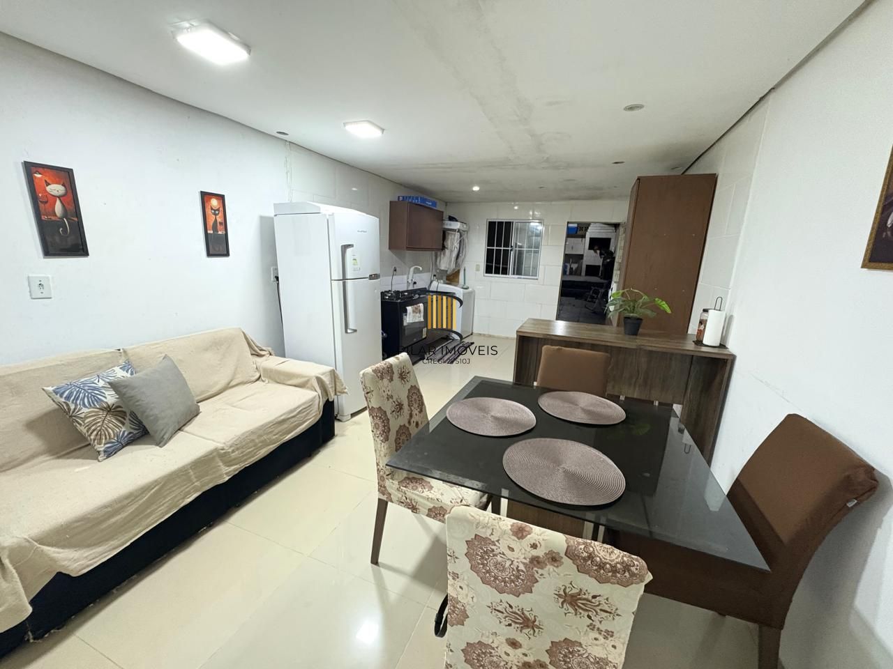 Casa 2 dorm, sala, cozinha, banheiro e área gourmet. Aceita carro no negócio.