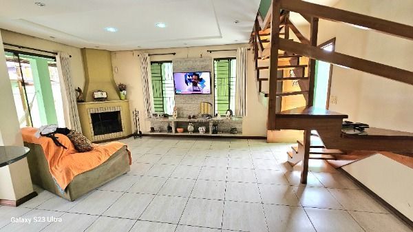 Casa em Porto Alegre, no bairro Vila Nova, com 3 dormitório(s), e 3 banheiros, à venda.