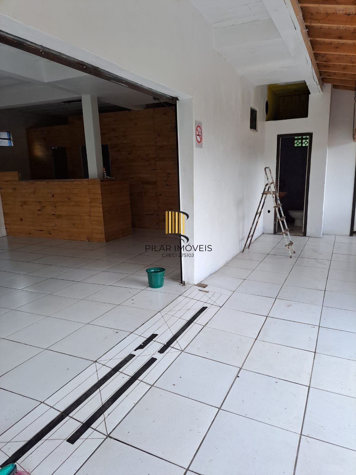 Excelente terreno de esquina com dois prédios (comercial e residencial)