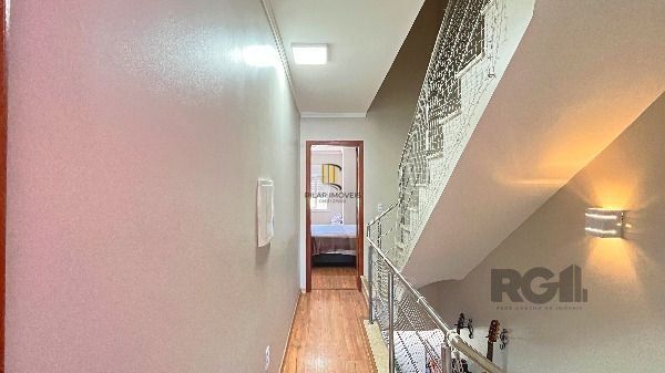 Casa em Porto Alegre, no bairro Guarujá, com 3 dormitório(s), e 3 banheiros, à venda.