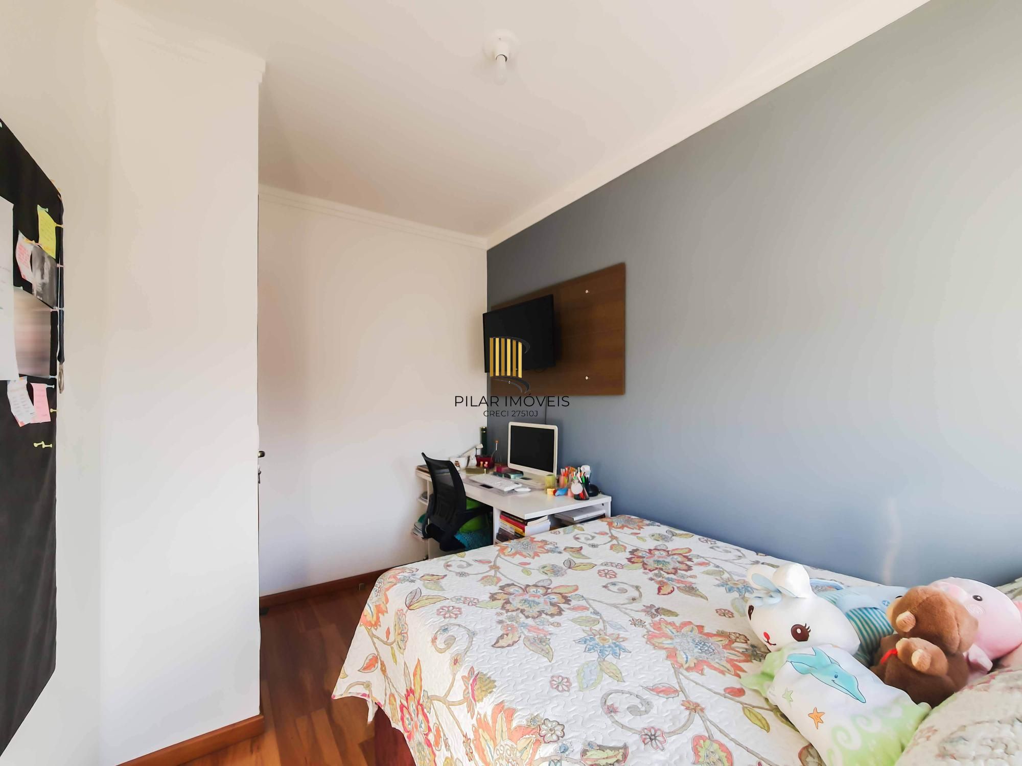 Ótima Casa com 3 dormitórios, semi mobiliada, pátio e vaga para carro.
