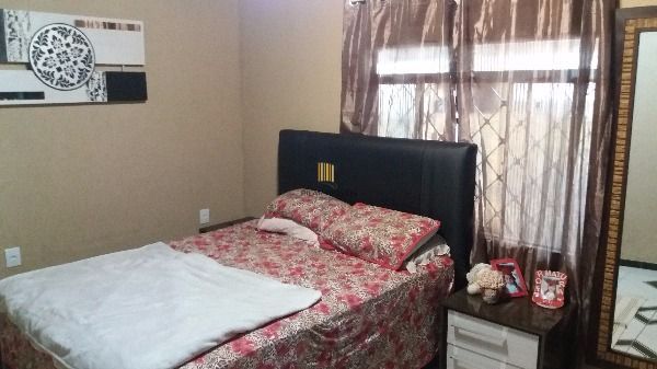 Casa para Venda - 130m², 3 dormitórios, 2 vagas - Restinga
