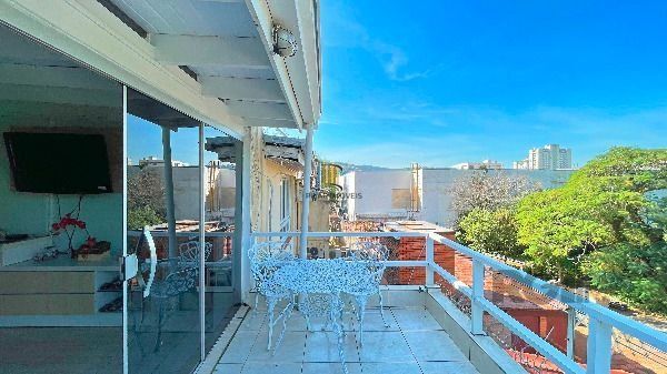 Casa Condominio em Porto Alegre, no bairro Tristeza, com 3 dormitório(s), e 3 banheiros, à venda.