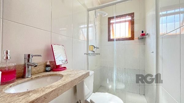 Casa em Porto Alegre, no bairro Guarujá, com 2 dormitório(s), e 2 banheiros, à venda.