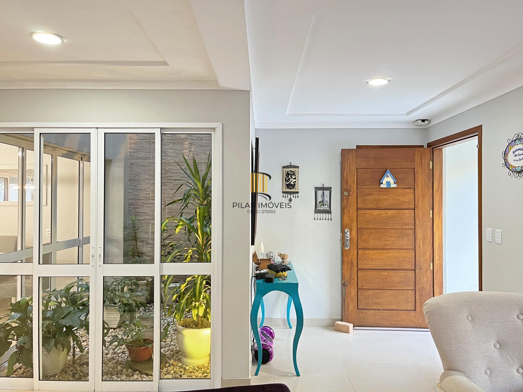 Casa para Venda - 270m², 3 dormitórios, sendo 1 suites, 2 vagas - Guarujá
