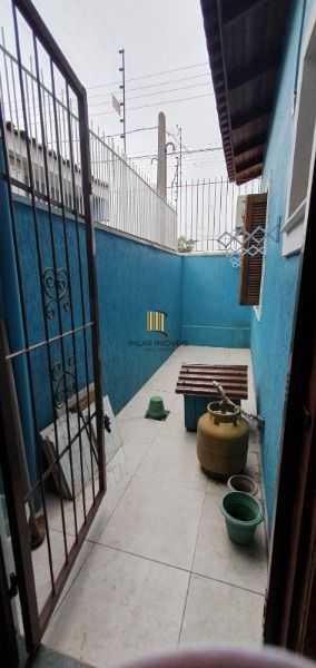 Casa em Porto Alegre, no bairro Hípica, com 2 dormitório(s), e 2 banheiros, à venda.
