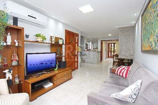Casa em Porto Alegre, no bairro Hípica, com 3 dormitório(s), e 3 banheiros, à venda.