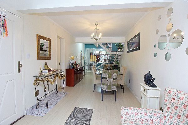 Casa em Porto Alegre, no bairro Ipanema, com 3 dormitório(s), e 3 banheiros, à venda.