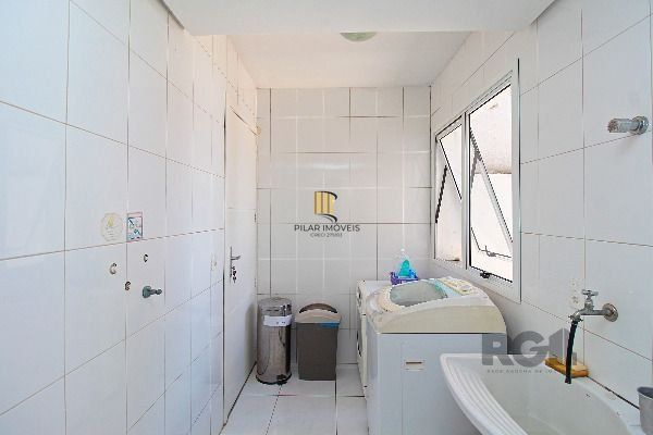 Casa em Porto Alegre, no bairro Hípica, com 3 dormitório(s), e 3 banheiros, à venda.