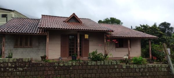 Casa em Porto Alegre, no bairro Campo Novo, com 3 dormitório(s), e 3 banheiros, à venda.