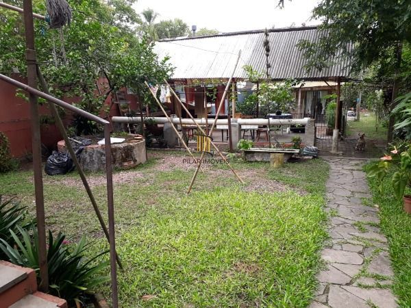 Casa em Porto Alegre, no bairro Pedra Redonda, com 2 dormitório(s), e 2 banheiros, à venda.