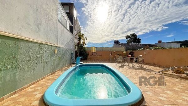Casa Condominio em Porto Alegre, no bairro Vila Nova, com 3 dormitório(s), e 3 banheiros, à venda.