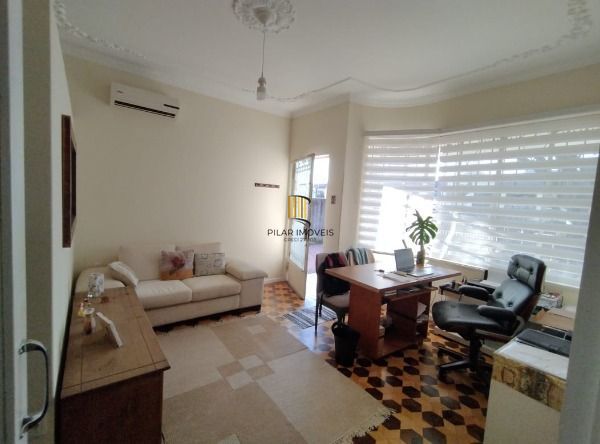Casa em Porto Alegre, no bairro Vila Nova, com 3 dormitório(s), e 3 banheiros, à venda.