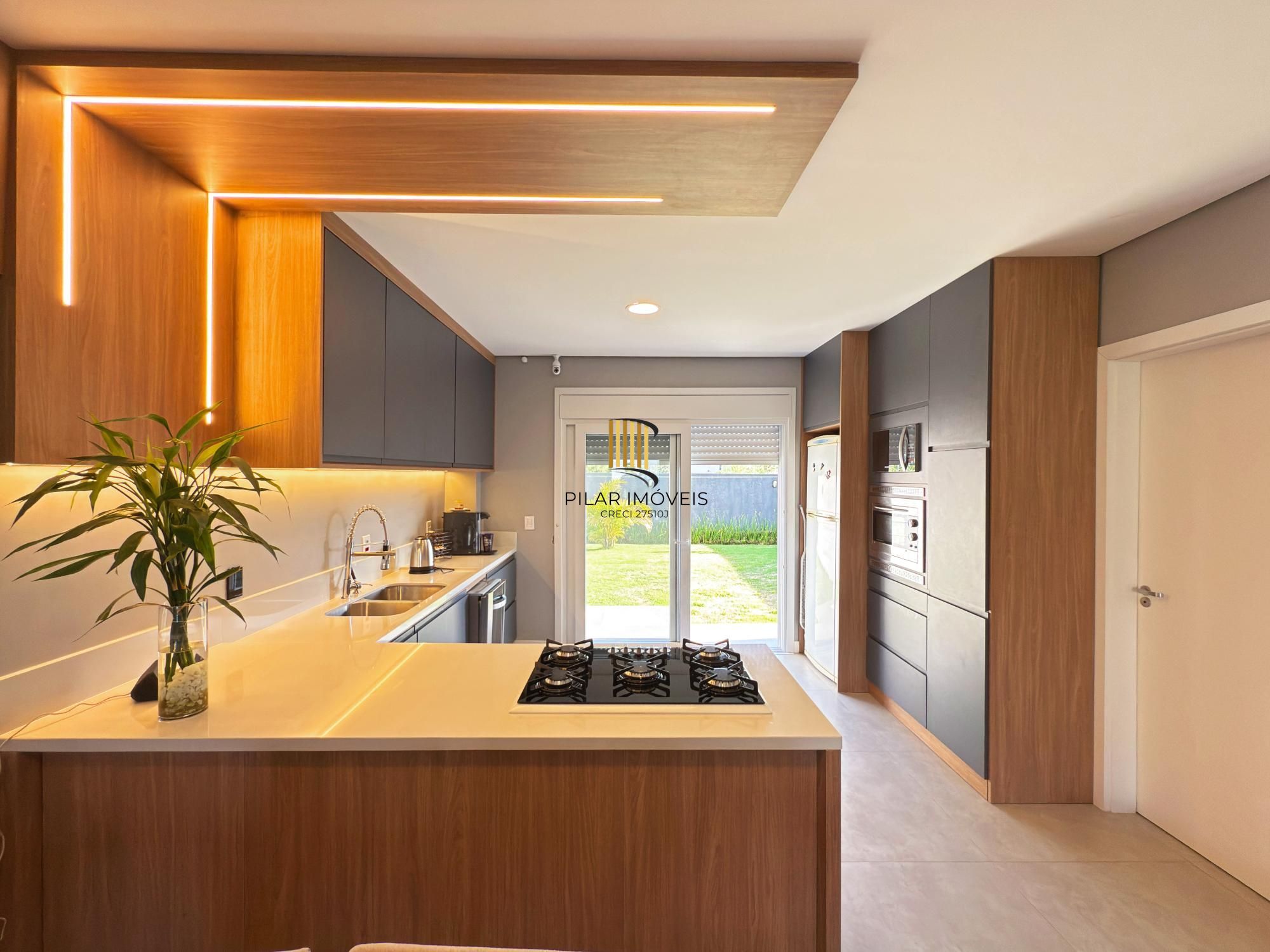 Casa moderna com 3 dormitórios com pátio grande e vista para o Rio Guaíba!