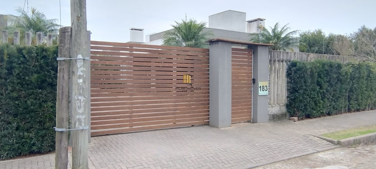 Casa térrea em condomínio fechado com 3 suítes, mobiliada, pátio , 168 m² privativos