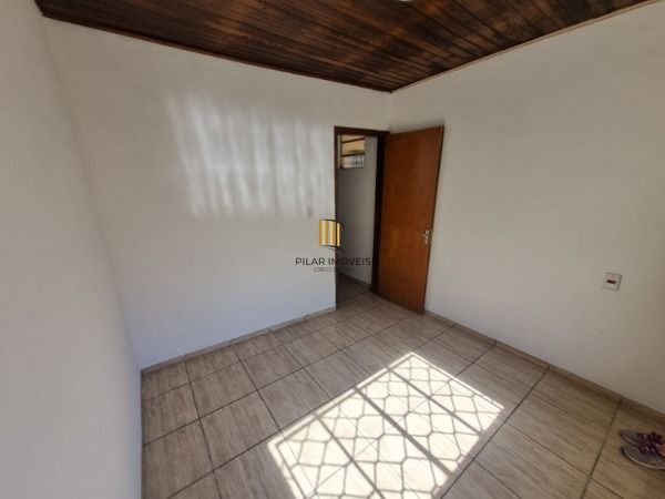 Casa em Porto Alegre, no bairro Vila Nova, com 2 dormitório(s), e 2 banheiros, à venda.