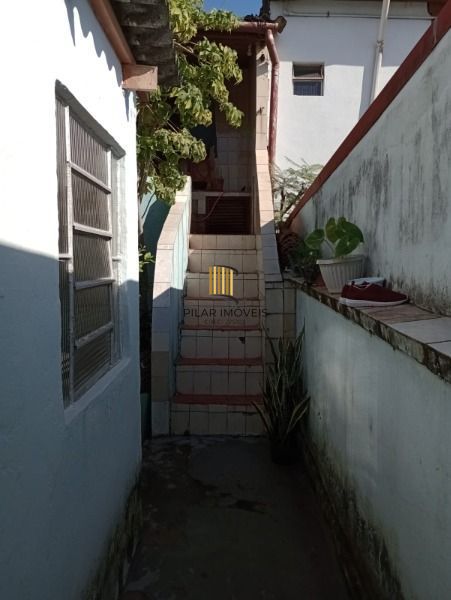 Casa em Porto Alegre, no bairro Passo das Pedras, com 2 dormitório(s), e 2 banheiros, à venda.