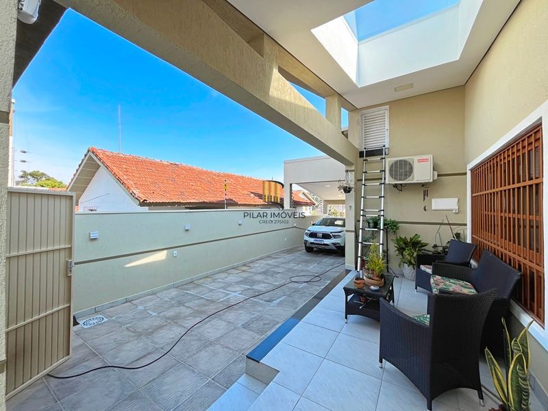 Ótima casa térrea com 4D, piscina e garagem fechada para 2 carros no Jardim Medianeira.