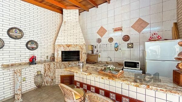 Casa em Porto Alegre, no bairro Ipanema, com 3 dormitório(s), e 3 banheiros, à venda.