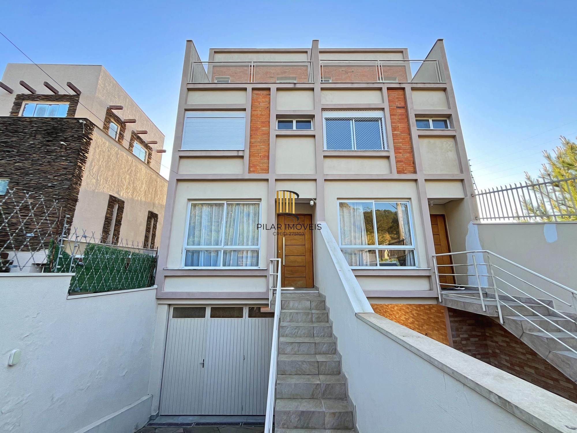 Casa 3 dormitórios no bairro Guarujá