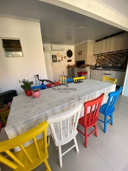 Casa em Porto Alegre, no bairro Hípica, com 2 dormitório(s), e 2 banheiros, à venda.