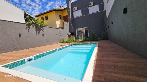 Casa em Porto Alegre, no bairro Hipica, com 3 dormitório(s), e 3 banheiros, à venda.