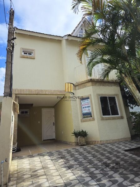 Casa Condominio em Porto Alegre, no bairro Guarujá, com 3 dormitório(s), e 3 banheiros, à venda.