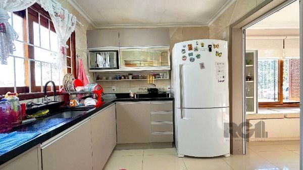 Casa em Porto Alegre, no bairro Espirito Santo, com 3 dormitório(s), e 3 banheiros, à venda.