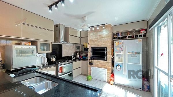 Casa em Porto Alegre, no bairro Ipanema, com 4 dormitório(s), e 4 banheiros, à venda.