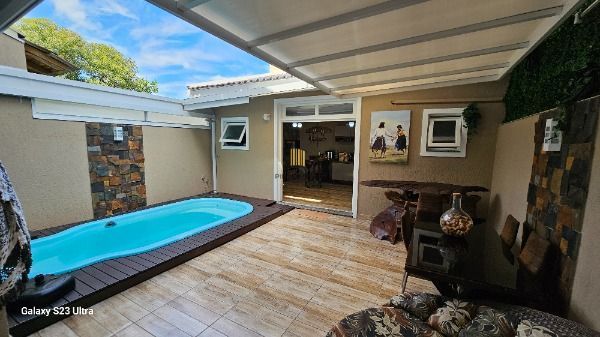 Casa em Porto Alegre, no bairro Hípica, com 3 dormitório(s), e 3 banheiros, à venda.
