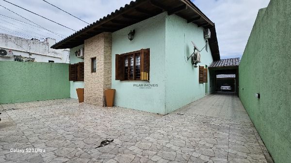Casa em Porto Alegre, no bairro Vila Nova, com 3 dormitório(s), e 3 banheiros, à venda.
