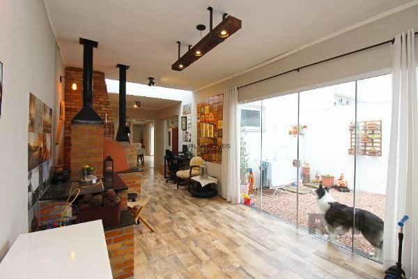 Casa em Porto Alegre, no bairro Hípica, com 3 dormitório(s), e 3 banheiros, à venda.